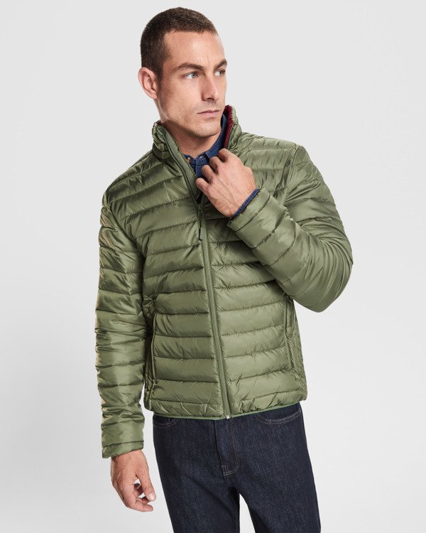 CHAQUETA EFECTO PLUMAS · PRENDA LIGERA · 300GSM · DOS BOLSILLOS · 5094 BURDEOS FRONT