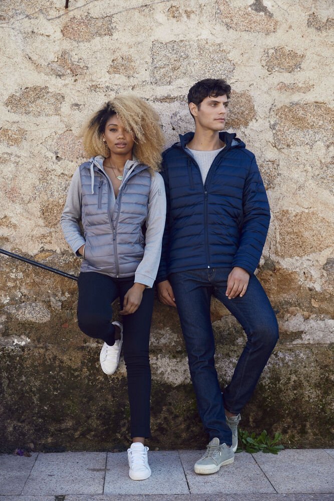 CHALECO DE MUJER LIGERO · RELLENO ACOLCHADO · 3 BOLSILLOS EXTERIORES Y 2 INTERIORES · ADAPTADO PARA AURICULAR · HUDSON VEST W GRIS DEL